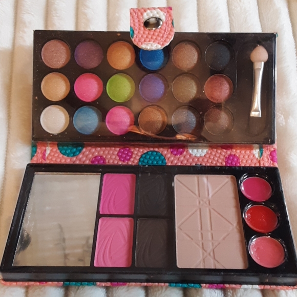 I DID NOT WAKE UP LIKE THIS MAKEUP BUNDLE - Picture 3 of 6